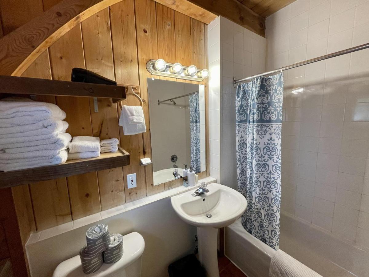 Waterfront Timber Frame Cottage! Ucluelet Esterno foto