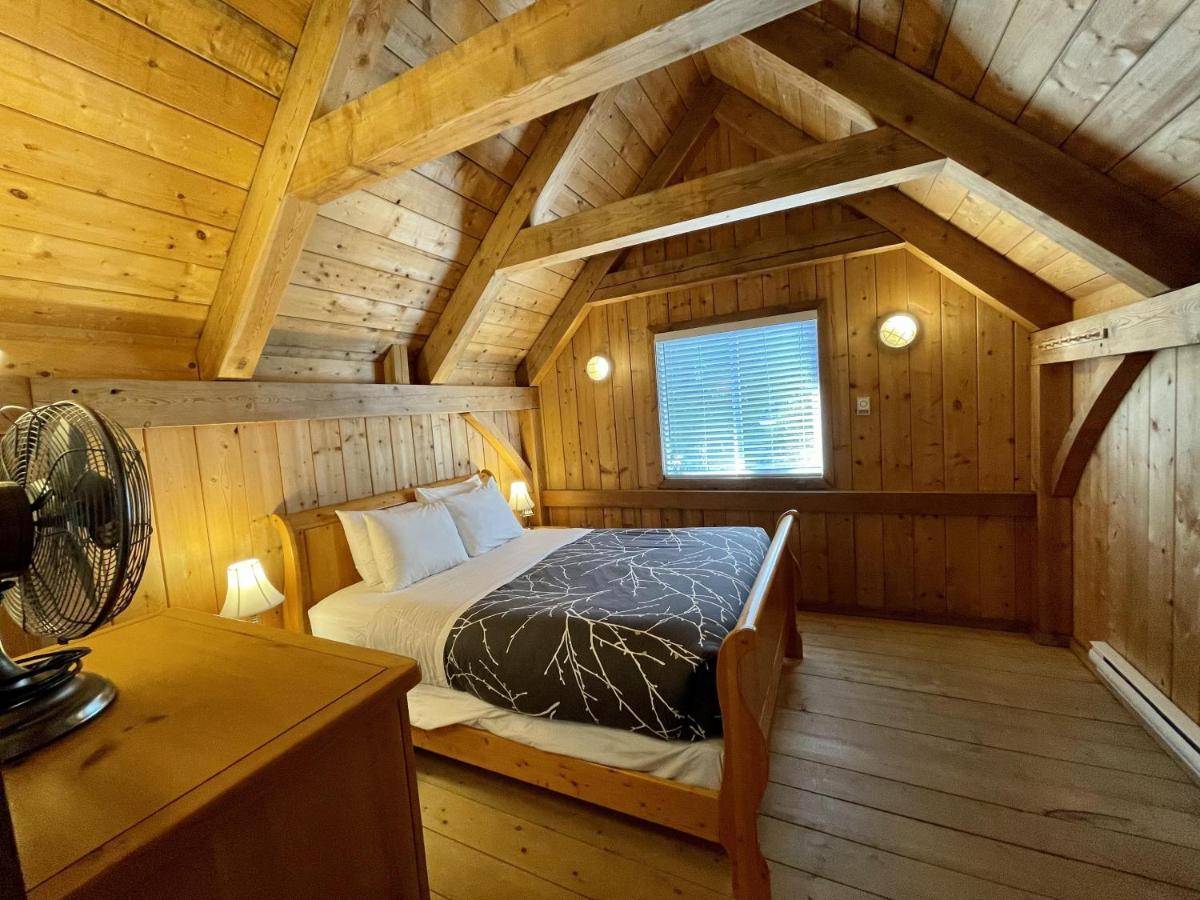 Waterfront Timber Frame Cottage! Ucluelet Esterno foto