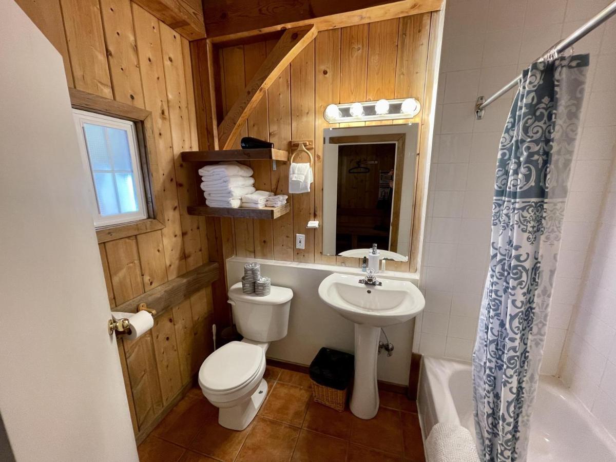 Waterfront Timber Frame Cottage! Ucluelet Esterno foto