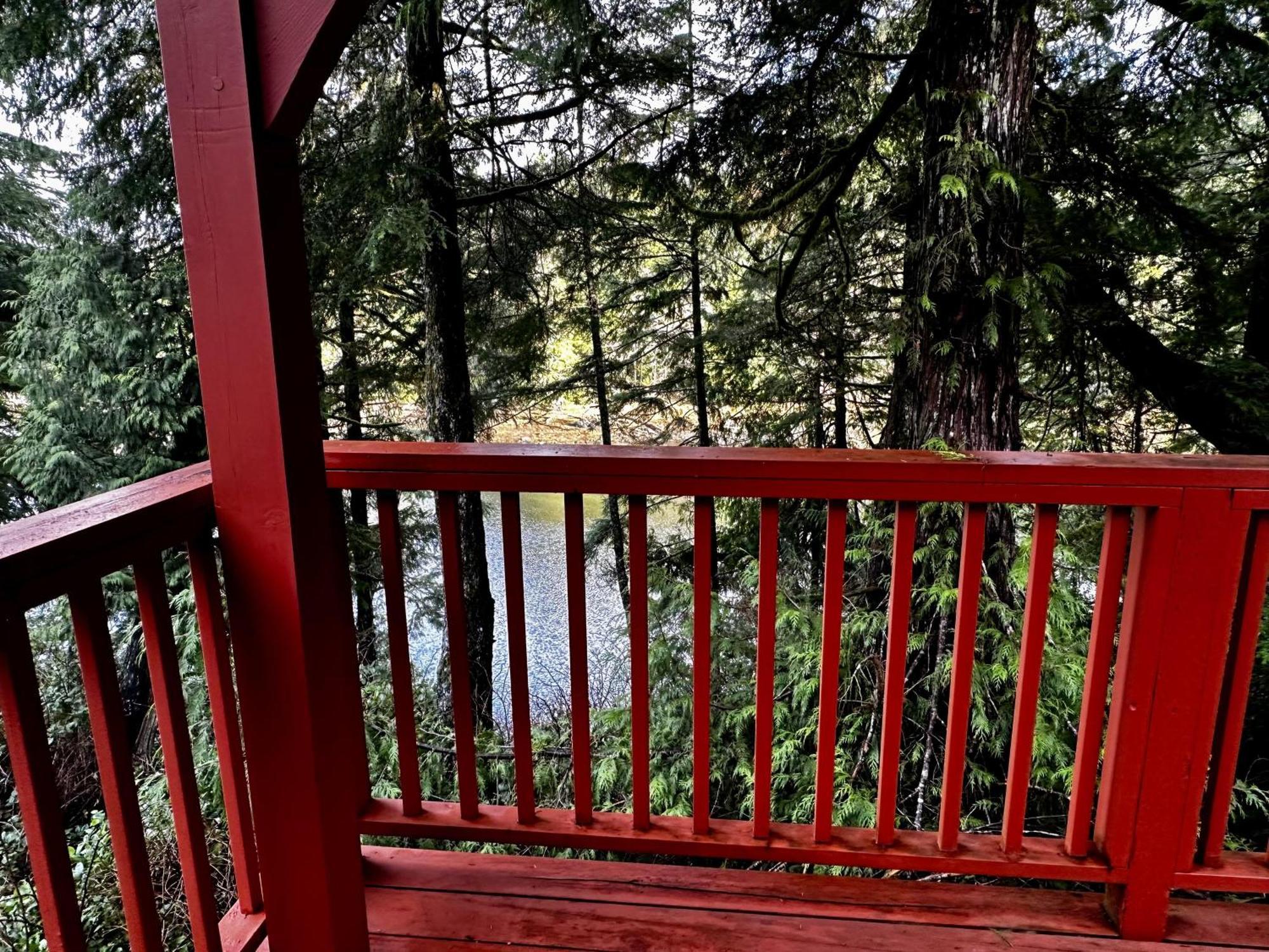 Waterfront Timber Frame Cottage! Ucluelet Esterno foto