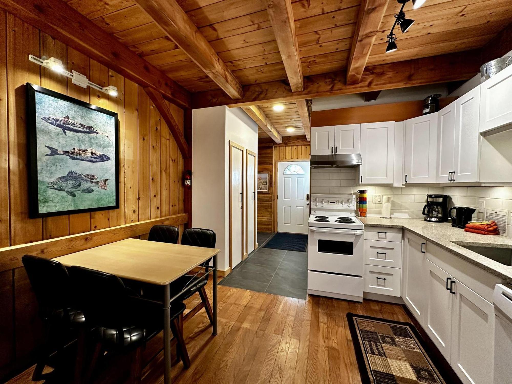 Waterfront Timber Frame Cottage! Ucluelet Esterno foto