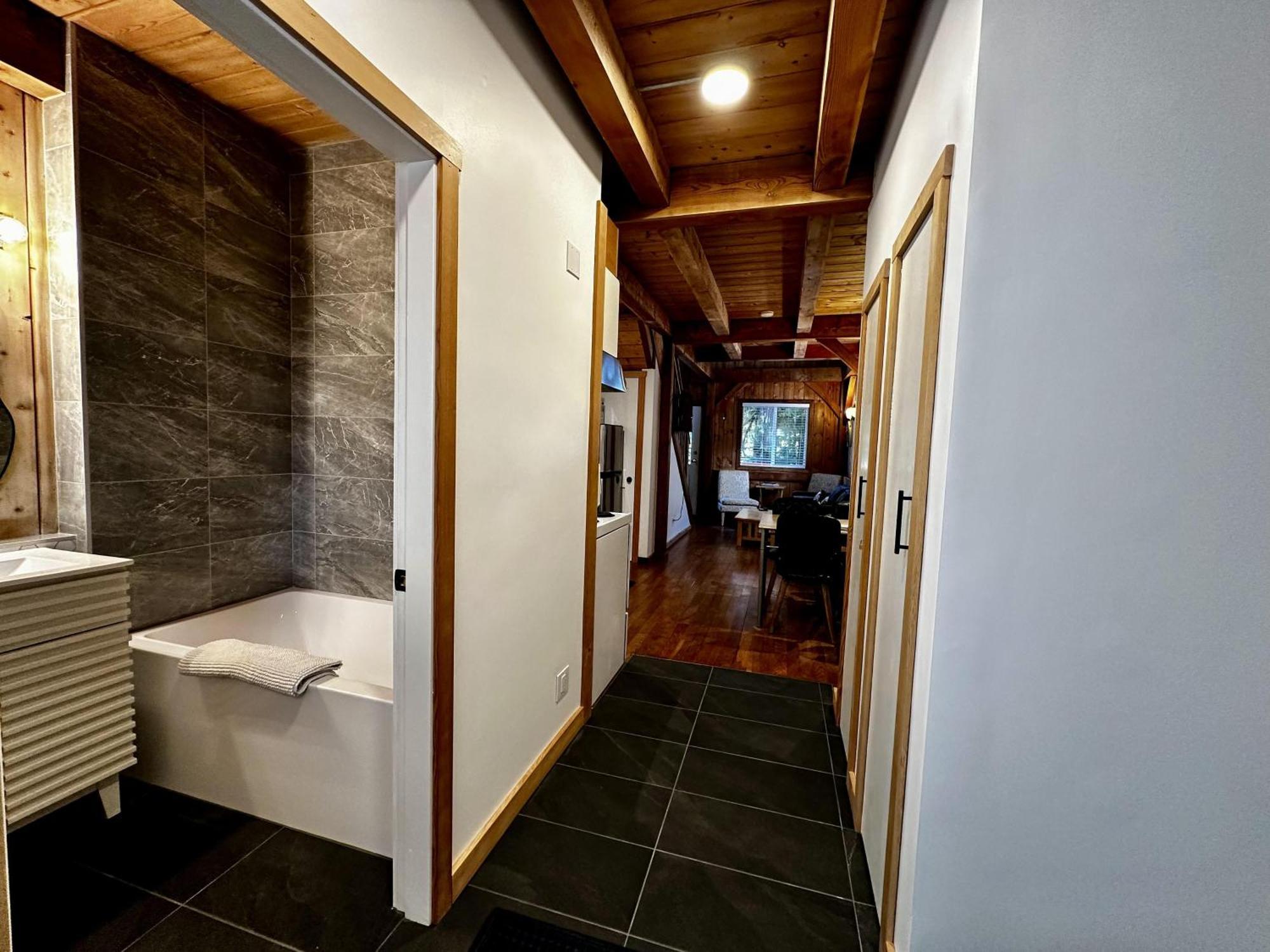 Waterfront Timber Frame Cottage! Ucluelet Esterno foto
