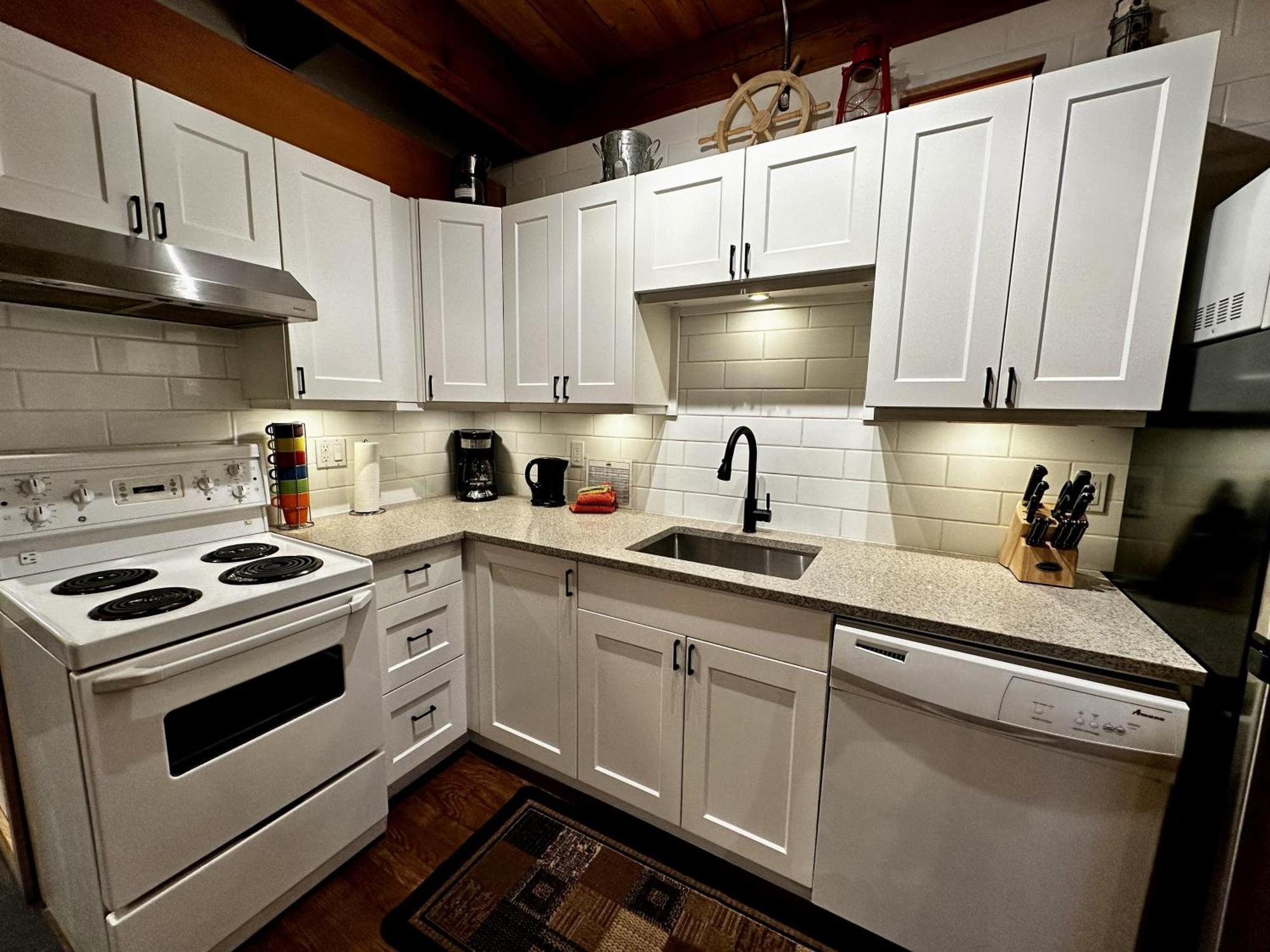 Waterfront Timber Frame Cottage! Ucluelet Esterno foto