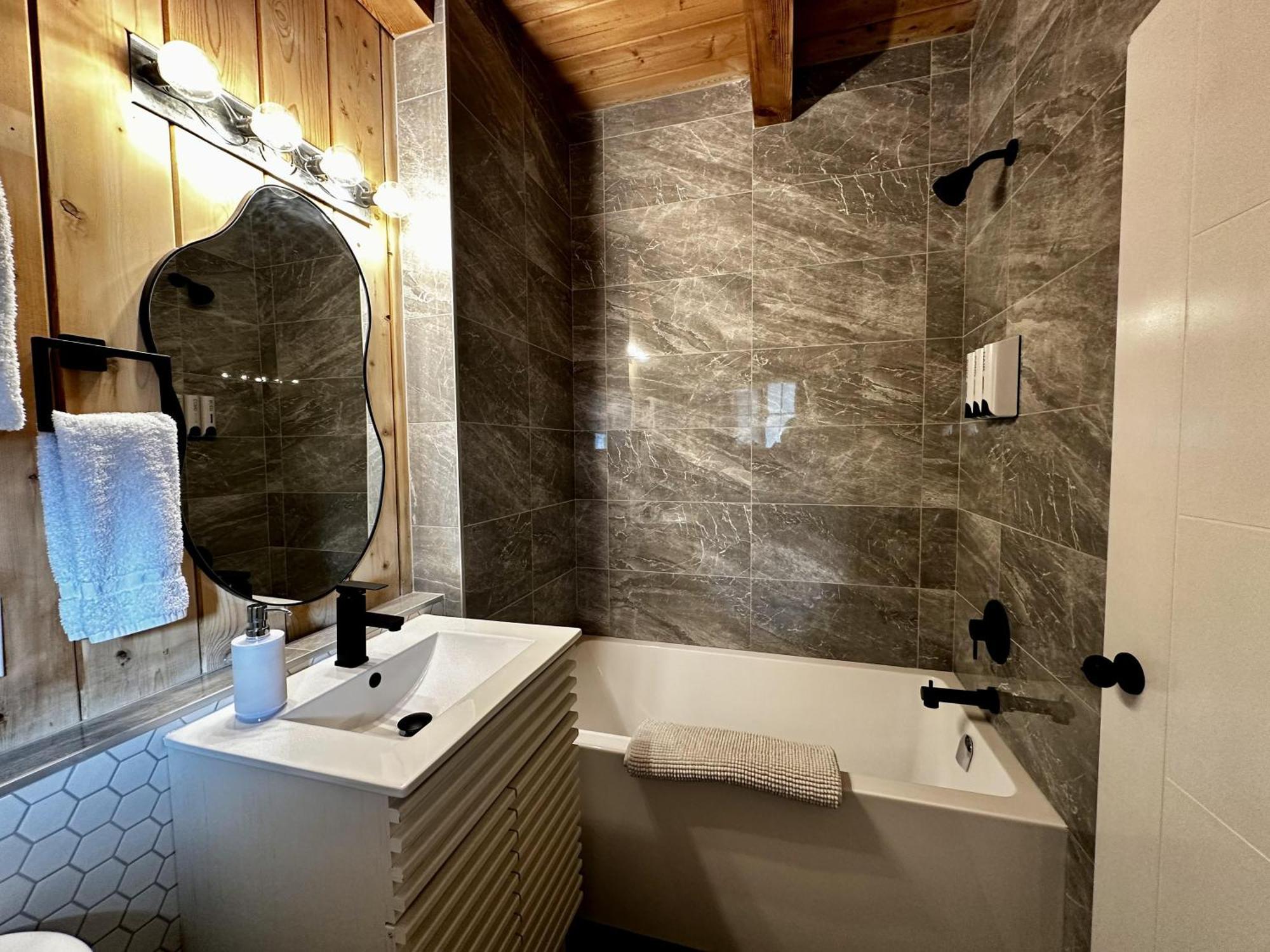 Waterfront Timber Frame Cottage! Ucluelet Esterno foto