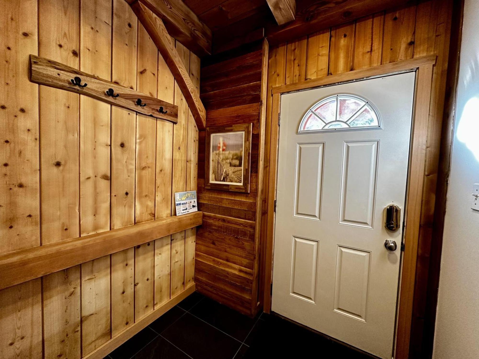 Waterfront Timber Frame Cottage! Ucluelet Esterno foto