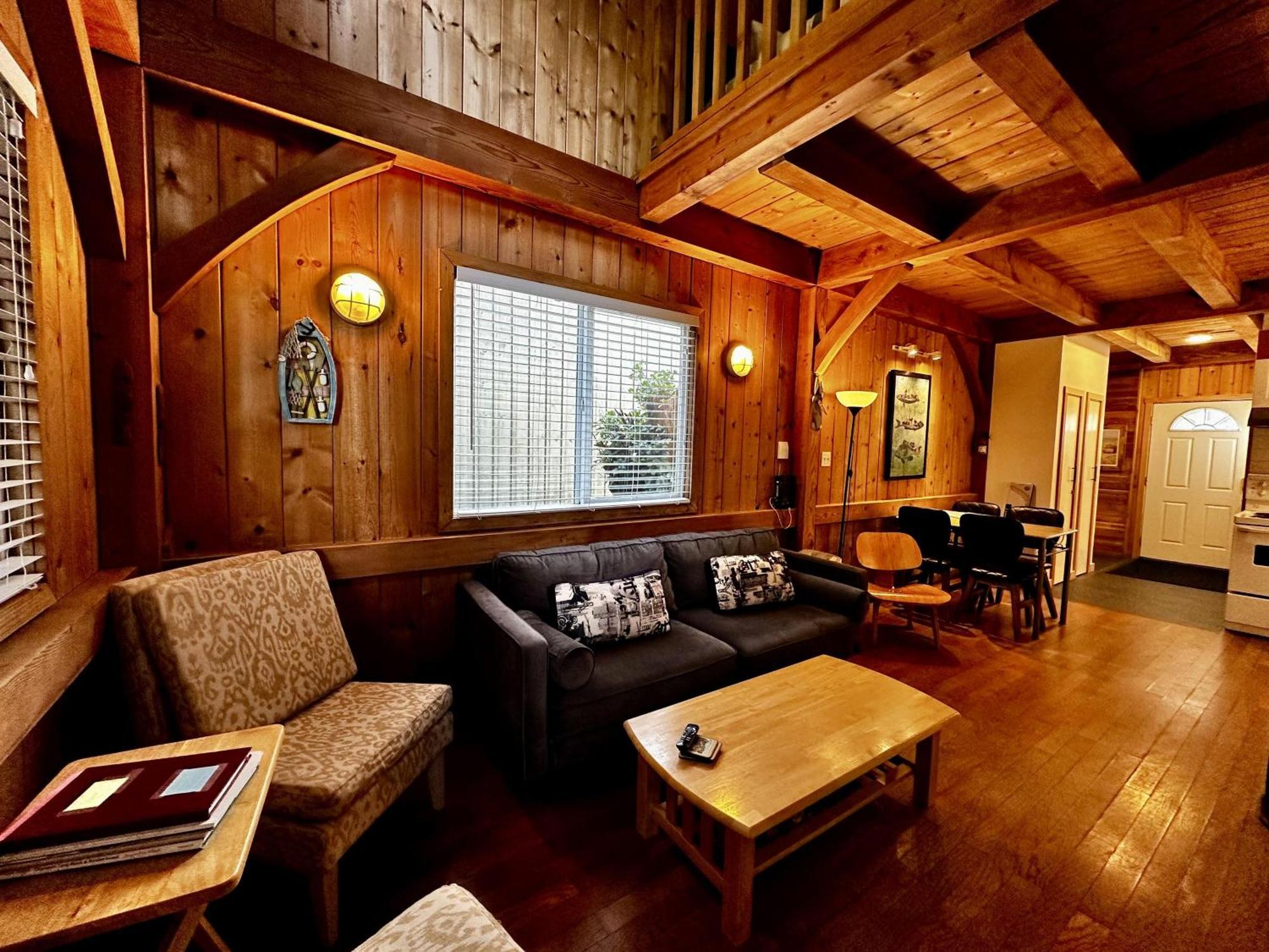 Waterfront Timber Frame Cottage! Ucluelet Esterno foto