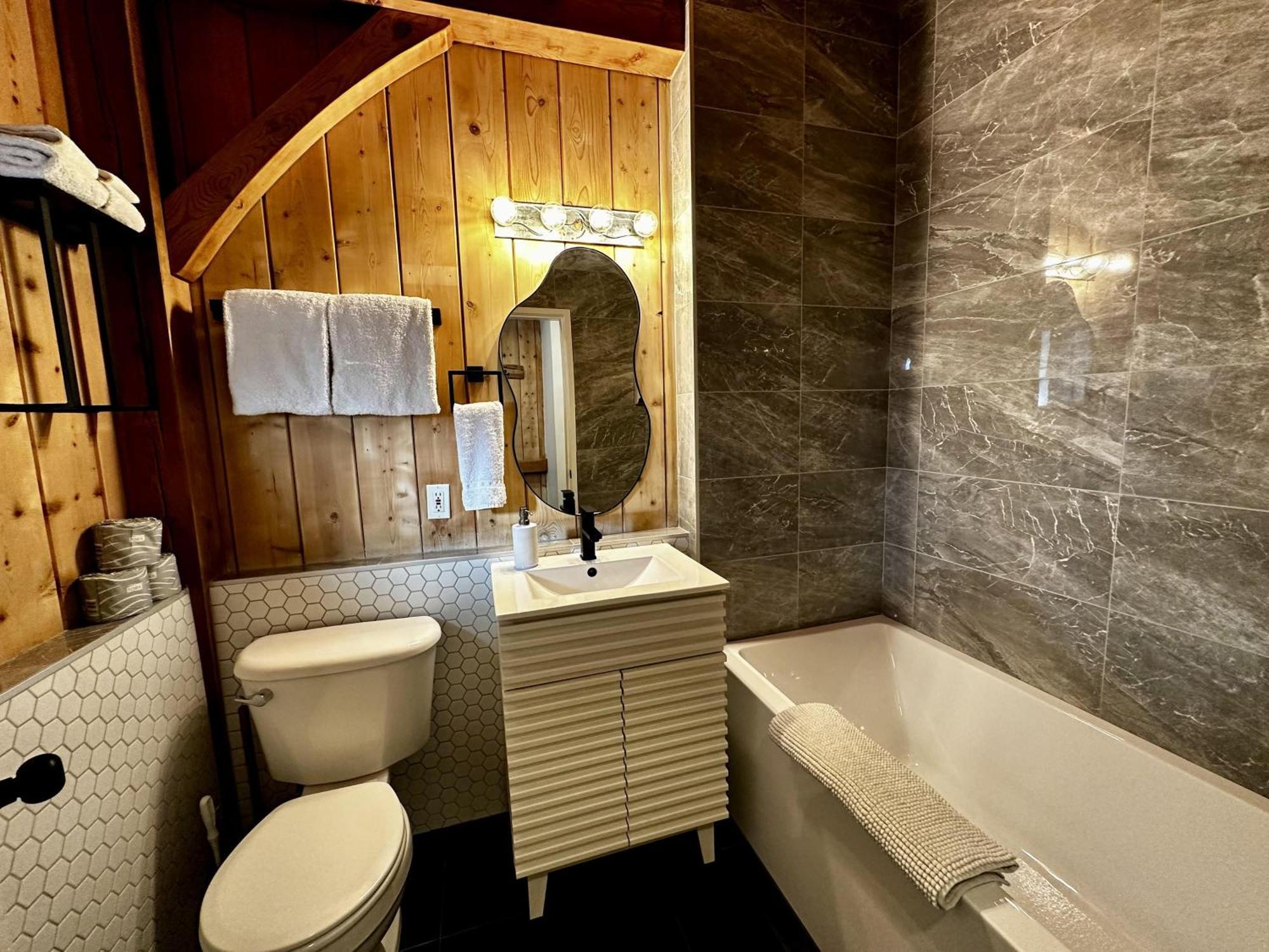 Waterfront Timber Frame Cottage! Ucluelet Esterno foto